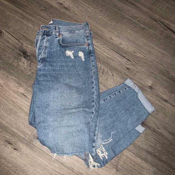 Forever 21 Boyfriend Ripped at Knee Jeans - Picture 2 of 3